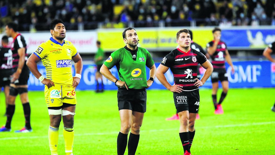 Referee and Antoine DUPONT of Toulouse and Fritz LEE of Clermont during the Top 14 match between ASM Clermont and Stade Toulousain at Parc des Sport Marcel-Michelin on September 6, 2020 in Clermont-Ferrand, France. (Photo by Romain Biard/Icon Sport) - Antoine DUPONT - Fritz LEE - Stade Marcel Michelin - Clermont Ferrand (France)