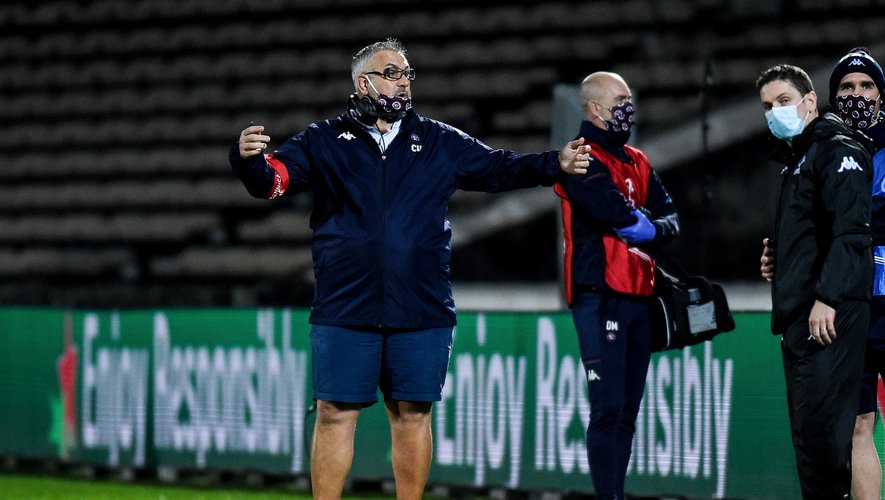 L'entraîneur de Bordeaux-Bègles Christophe Urios contestant une décision face à Newport. 