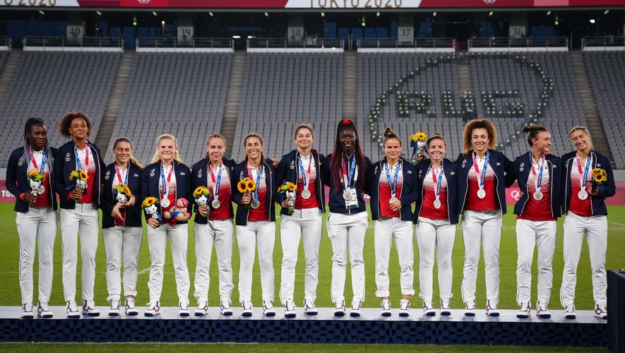 L'équipe de France de rugby à 7 pose avec la médaille d'argent à Tokyo