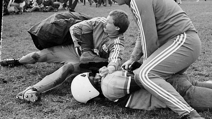 Cette tournée des Springboks en Nouvelle-Zélande de 1981 donna lieu à des débordements inédits. Ce fut même une éruption de violence par moments effrayante. On vit la police intervenir vigoureusement pour maîtriser des manifestants. Le sommet, ce fut cette affaire de l’avion qui survola le troisième test et qui bombarda la pelouse avec des sacs de farine, jusqu’à blesser un joueur. 