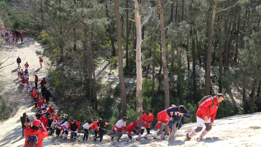 Cet été, l’école de rugby salloise a escaladé la dune du Pilat, la plus haute d’Europe, en se rapprochant des étoiles. Photo DR