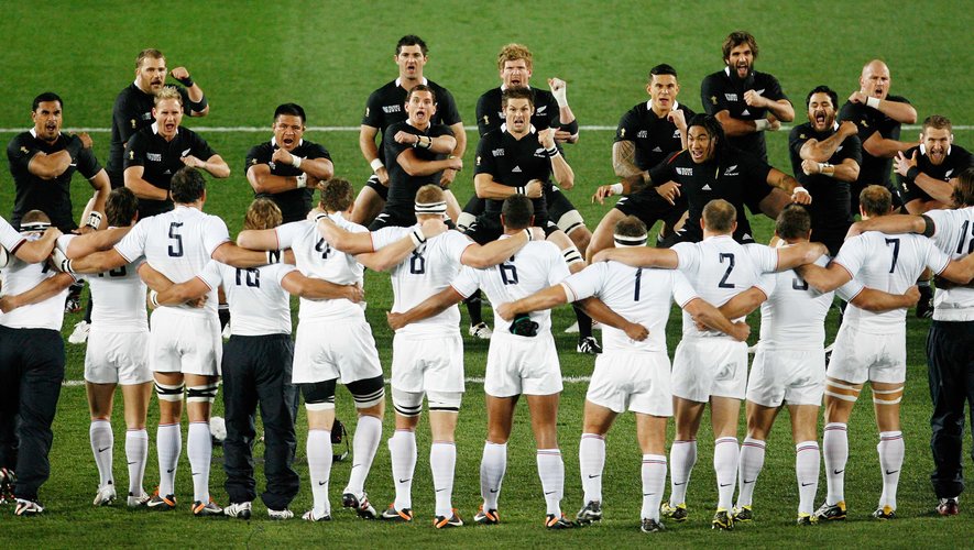 L'équipe de France devant le Haka des All Blacks en 2011.