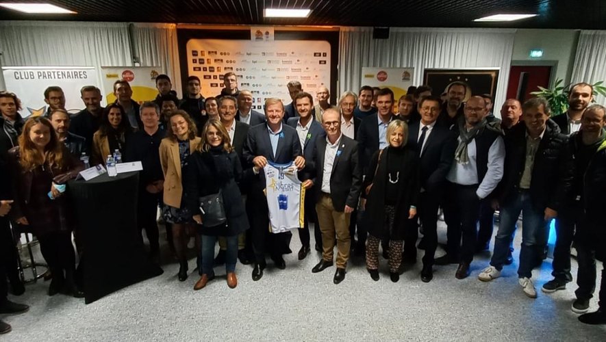 Les dirigeants de l'Etoile Angers Basket et de Bpifrance, entourés par les différents acteurs de la région