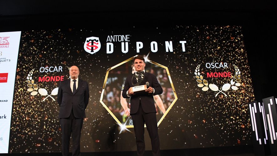 Antoine Dupont au moment de recevoir l'Oscar Monde