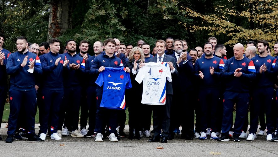 Après avoir rencontré le XV de France féminin, Emmanuel Macron est venu échanger avec les Bleus d’Antoine Dupont dont il fêta l’anniversaire. Photos Julien Poupart et E. M.