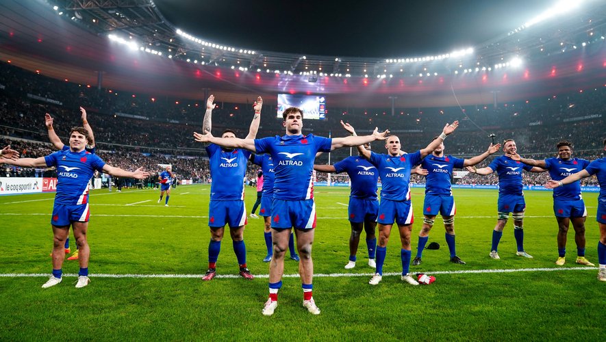Les Bleus ont longtemps communié avec leurs supporters après le coup de sifflet final.