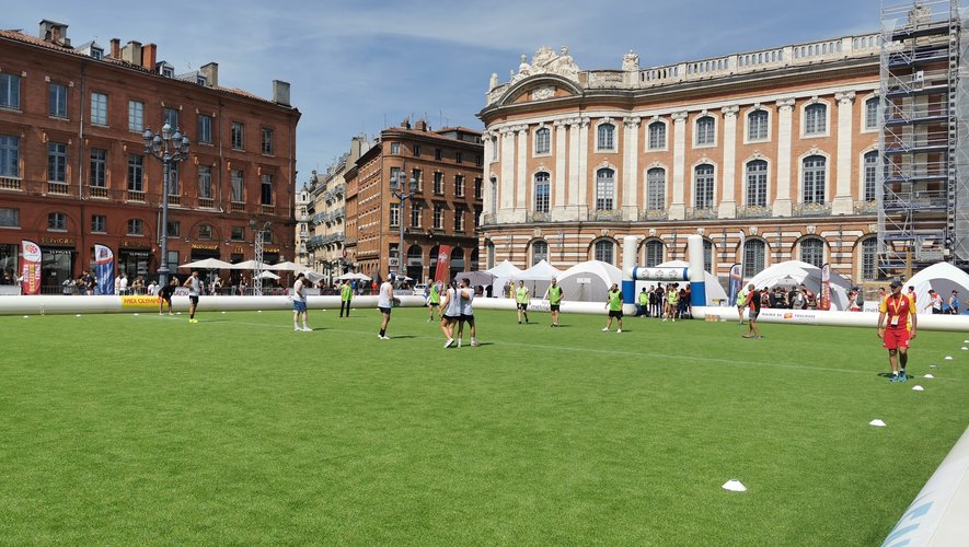 Le Toulouse Rugby Festival bat son plein ces vendredi et samedi sur le coeur de la Ville Rose, la place du Capitole de Toulouse.