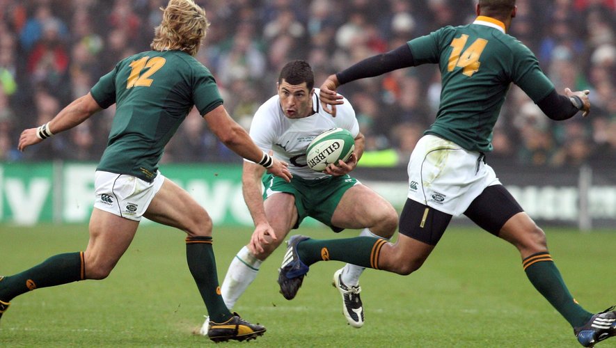 Ireland's Robert Kearney tries to get past South Africa's Wynand Olivier and JP Pietersen, REUTERS