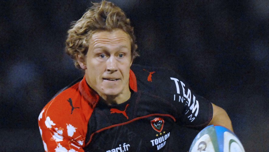 Toulon's fly half Jonny Wilkinson runs with the ball during the French Top 14 rugby match