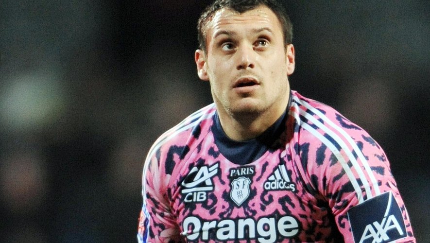 Paris' fly-half Lionel Beauxis (L) prepares to hit a penalty kick during the top 14 rugby union match, Castres vs. Stade Francais Paris on January 27, 2011 at the Pierre Antoine stadium in Castres
