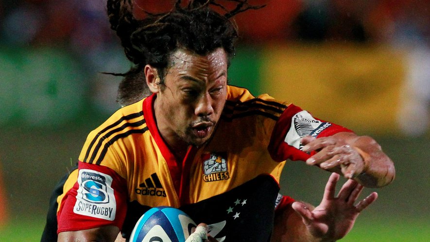 Tana Umaga of New Zealand's Waikato Chiefs (L) is tackled