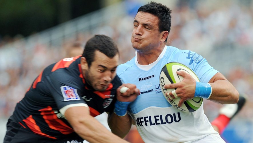 Bayonne's French flanker Guillaume Bernad (R) collapses with Toulouse's French scrum half Jean-Marc Doussain during their Top 14 rugby union match Aviron Bayonnais vs. Stade Toulousain on August 26, 2011 at the Jean Dauger stadium in Bayonne, southern Fra