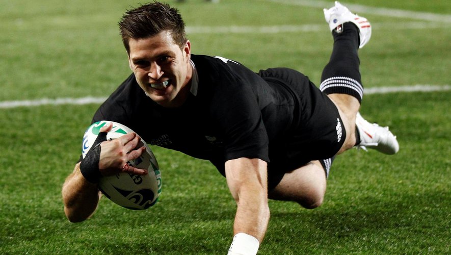 New Zealand All Blacks' Cory Jane scores a try during their Rugby World Cup Pool A match against France at Eden Park in Auckland