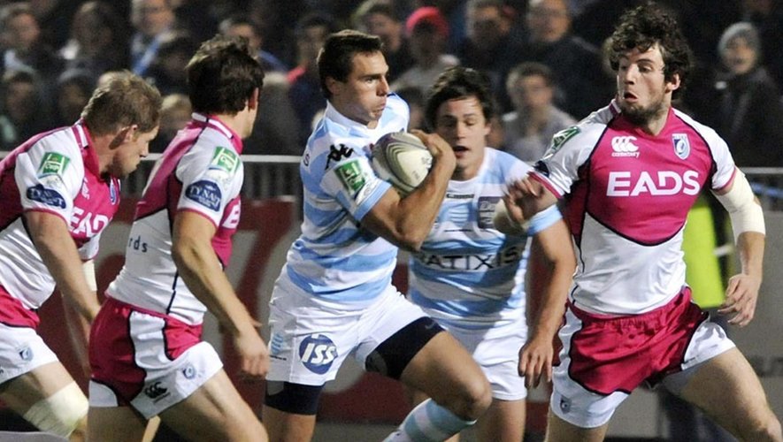 2011-12 Heineken Cup Racing Metro's wing Juan Imhoff (C) tries to escape from Cardiff Blues players
