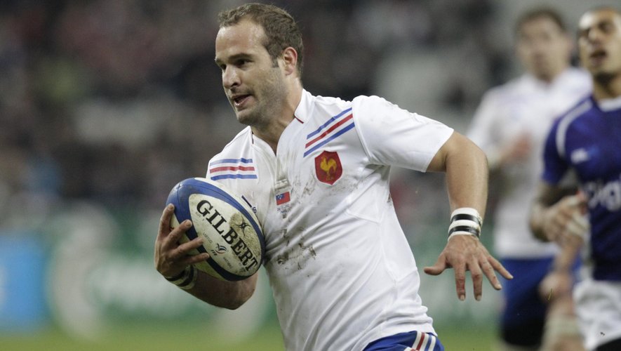 France's Frederic Michalak runs to score the first try for the team during their team's rugby test match against Samoa at the Stade de France