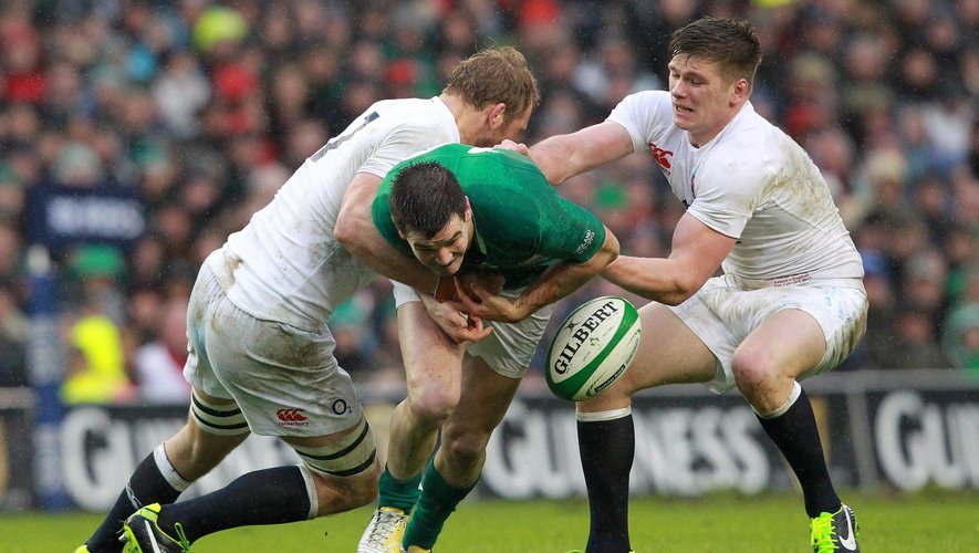  Ireland's fly half Jonathan Sexton (C) is tackled by England's flanker Chris Robshaw (L) and England's fly half Owen Farrell (R) during the Six Nations international rugby union match between Ireland and England at the Aviva Stadium in Dublin (AFP)