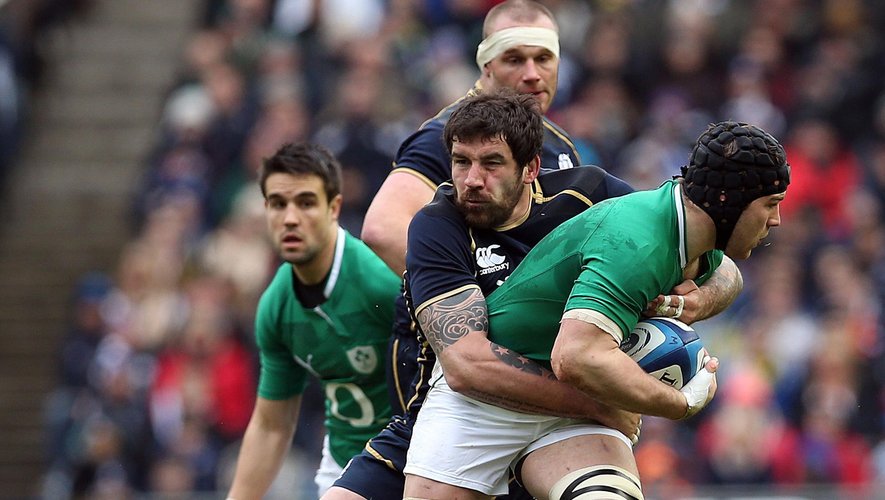 Sean O'Brien of Ireland (R) is tackled by Jim Hamilton of Scotland during the Six Nations international rugby union match between Scotland and Ireland at Murrayfield Stadium in Edinburgh on February 24, 2013 (AFP)