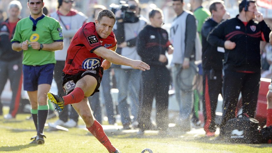 Toulon's British fly-half Jonny Wilkinson hits a penalty kick during the French Top 14 rugby Union match Rugby Club Toulonnais vs Biarritz Olympique at the Mayol stadium (AFP)