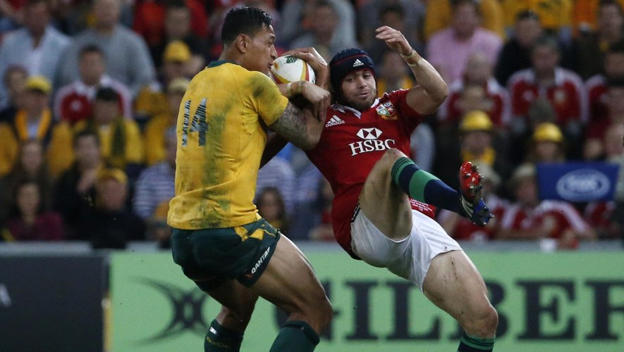 2013Australia Wallabies' Israel Folau (L) and British and Irish Lions' Leigh Halfpenny tussle for the ball