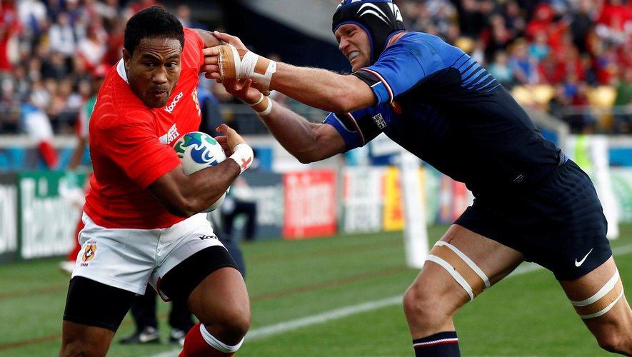 Tonga's Sukanaivalu Hufanga (L) shakes off France's Julien Bonnaire as he goes on to score a try during their Rugby World Cup Pool A match at Wellington Regional Stadium in Wellington October 1, 2011