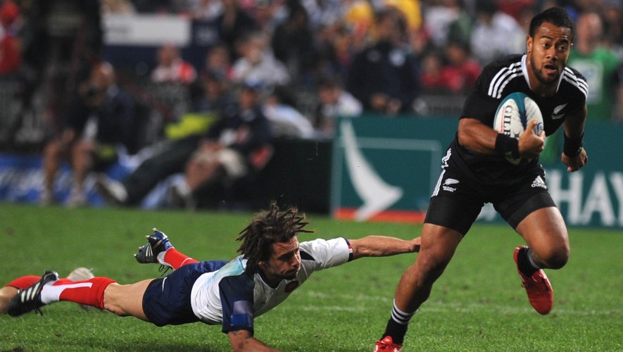 Buxton Popoalii of New Zealand breaks past Terry Bouhraoua of France to score a try during the Hong Kong Rugby Sevens tournament in 2011 (AFP)