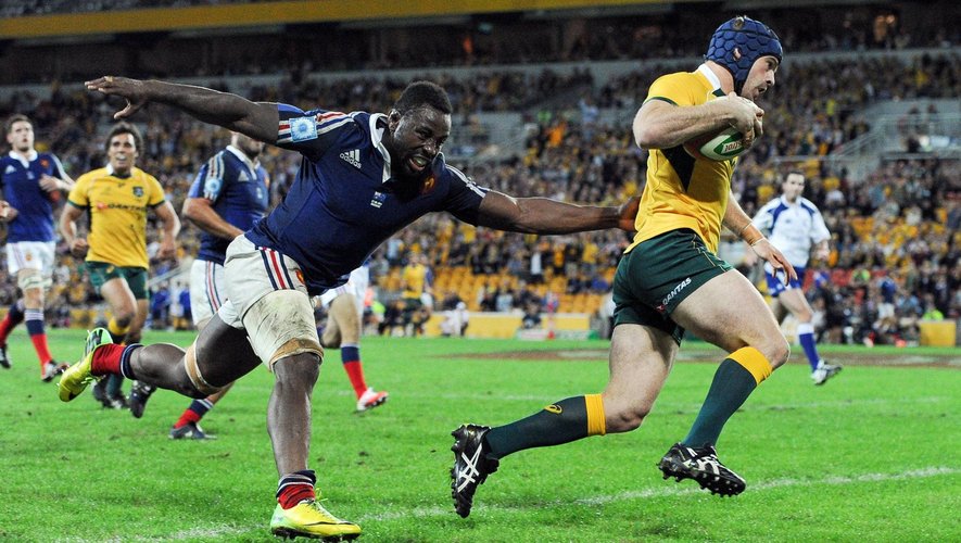 Fulgence Ouedraogo essaye d'attraper Pat McCabe avant son essai - Australie France - 7 juin 2014