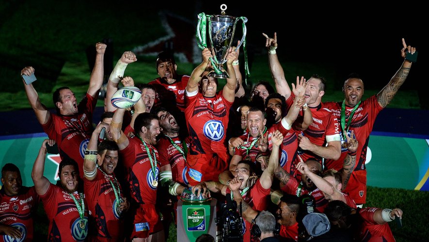 Toulon's English fly-half Jonny Wilkinson (C) raises the European Cup as Toulon celebrate after winning the final rugby union match between RC Toulon and Saracens at The Millennium Stadium (AFP)