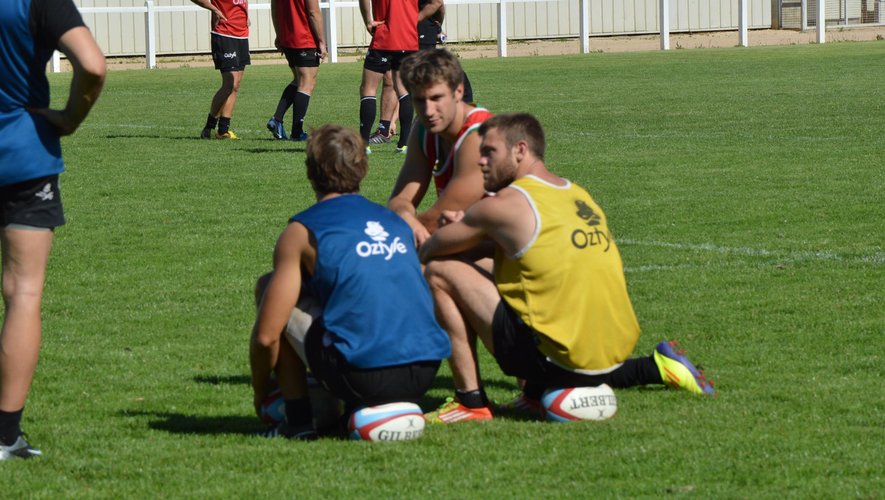 Matthieu Nicolas, en rouge au premier plan, discute avec Jérémy Gondrand, assis sur le ballon avec la chasuble bleue