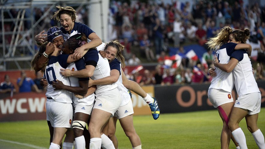 La joie des Françaises lors de leur large victoire face à l'Afrique du Sud - Coupe du monde féminine 2014