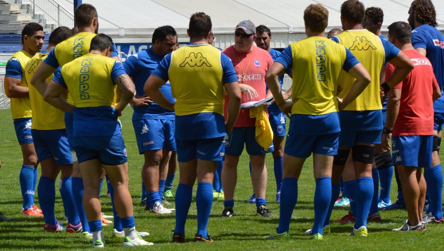 L'entraîneur irlandais Bernard Jackman, au centre, donne ses consignes aux joueurs grenoblois - 6 août 2014