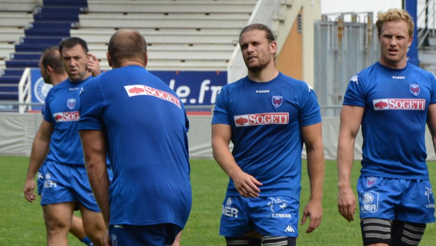 Le troisième ligne du FCG Fabien Alexandre en discussion avec l'Australien Ben Hand (de dos) lors d'une séance rugby - 12 août 2014