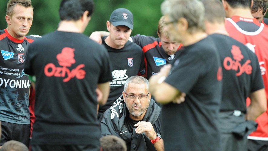 Les entraîneurs d'Oyonnax, Christophe Urios et Frédéric Charrier, parlent à leur joueur avant le début d'un match - 8 août 2014