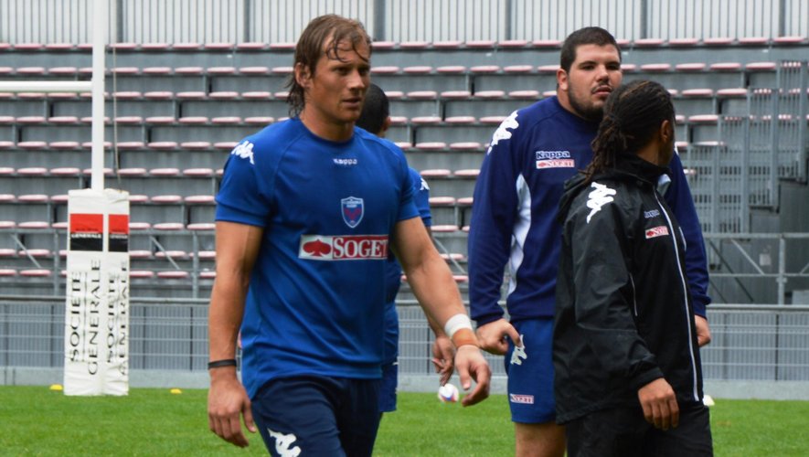 Le Néo-Grenoblois Charl McLeod en termine avec une séance rugby pluvieuse - 26 août 2014
