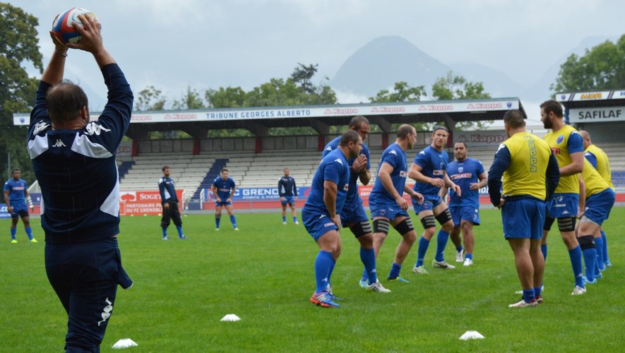 Le Grenoblois Arnaud Heguy s'apprête à effectuer un lancer en touche lors d'un entraînement au stade Lesdiguières - 26 août 2014