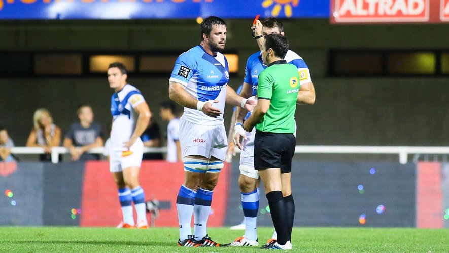 Mathieu Raynal donne un carton rouge à John Beattie (caché) sous les yeux du capitaine Rodrigo Capo Ortega - Montpellier Castres - 15 septembre 2014