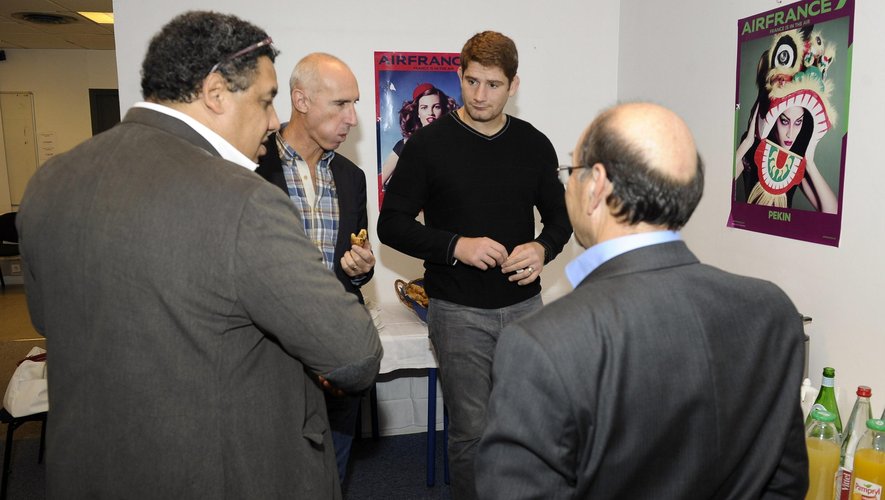 Pascal Papé en pleine discussion avec Patrice Lagisquet et Serge Blanco - 26 octobre 2014