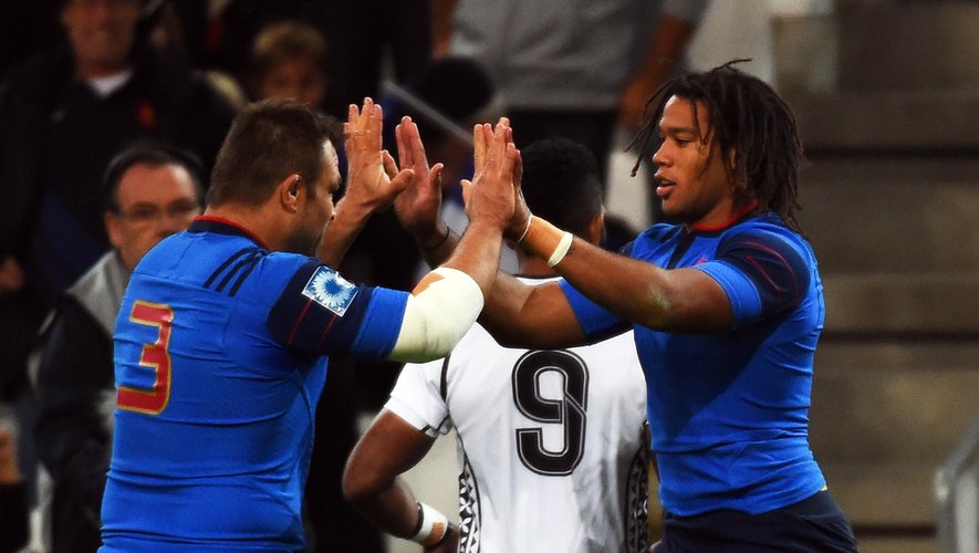 Teddy Thomas et Nicolas Mas se congratulent pendant France-Fidji