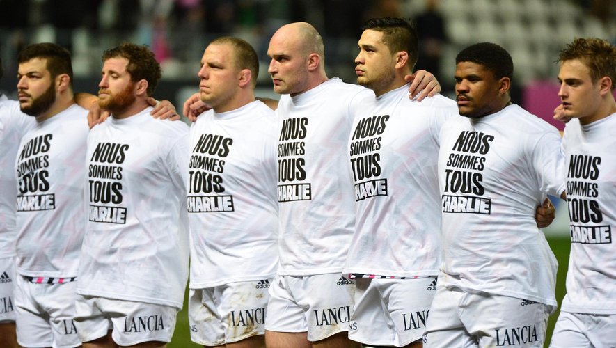 Les joueurs du Stade français avec les t-shirts en hommage aux victimes de l'attentat de Charlie Hebdo