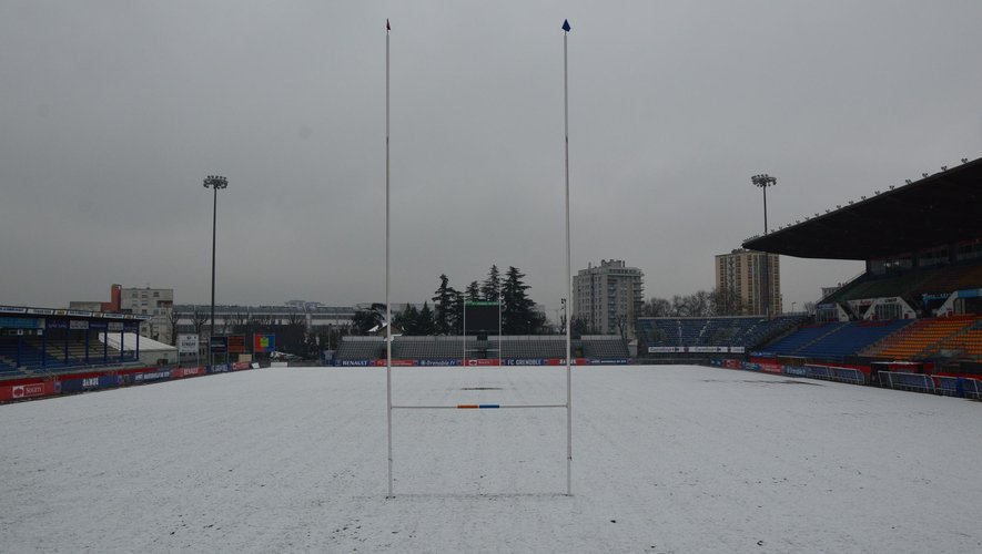 Le stade Lesdiguières de Grenoble recouvert d'une pellicule du neige, les Grenoblois se sont entraînés sur un terrain synthétique. Rugbyrama 20 janvier 2014