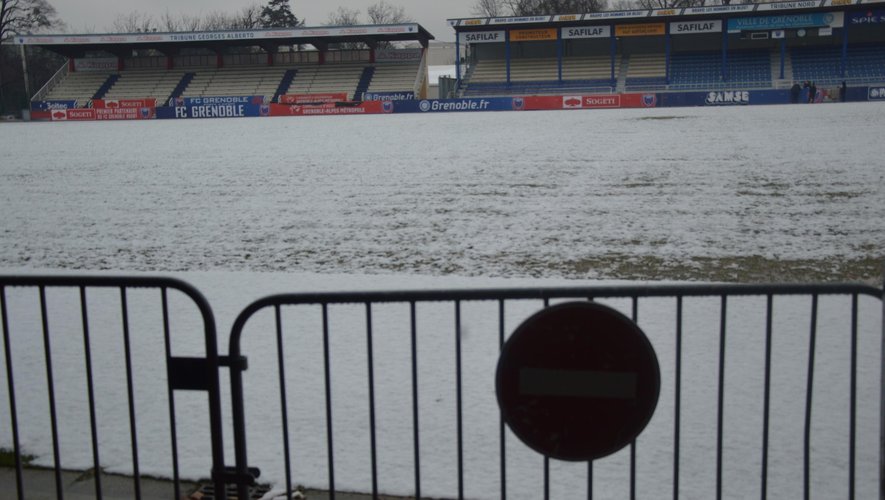Défense de traverser la pelouse du stade Lesdiguières enneigée, pour ne pas la dégrader. Rugbyrama 20 janvier 2015