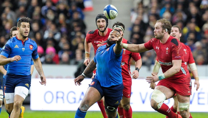 Mathieu Bastareaud (XV de France) essaie de capter le ballon - 28 février 2015