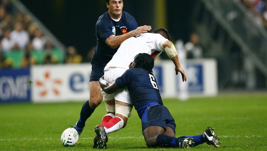 Serge Betsen et Yannick Jauzion au plaquage sur Martin Corry (Angleterre) lors de la demie du Mondial 2007