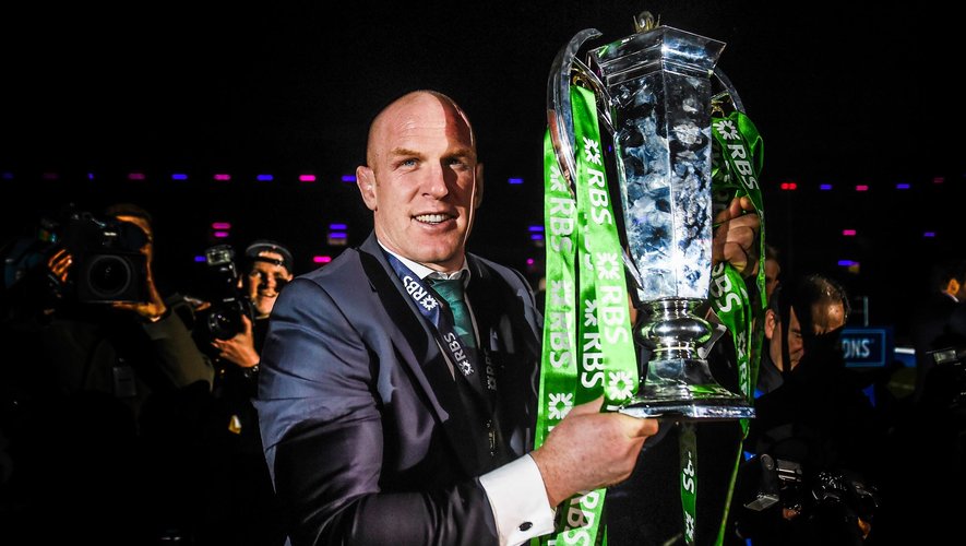 Paul O'Connell, le capitaine de l'Irlande, soulève le trophée du Tournoi des 6 nations - 21 mars 2015