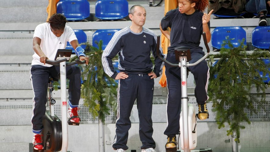 Christian Ramos ici avec deux joueuses de l'équipe de France de handball en 2007
