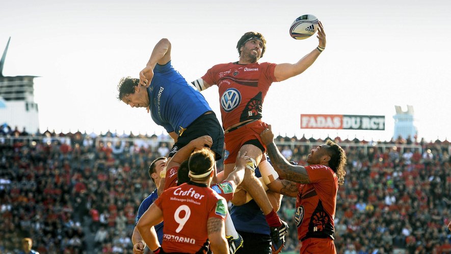 Le Toulonnais Juan Martin Fernandez Lobbe prend le dessus dans les airs - Toulon Leinster - 6 avril 2014