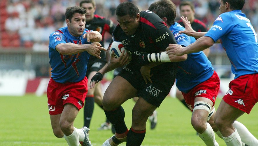 Isitolo Maka (Toulouse) et Jérôme Fillol dans un duel accroché, à l'image de cette finale 2005