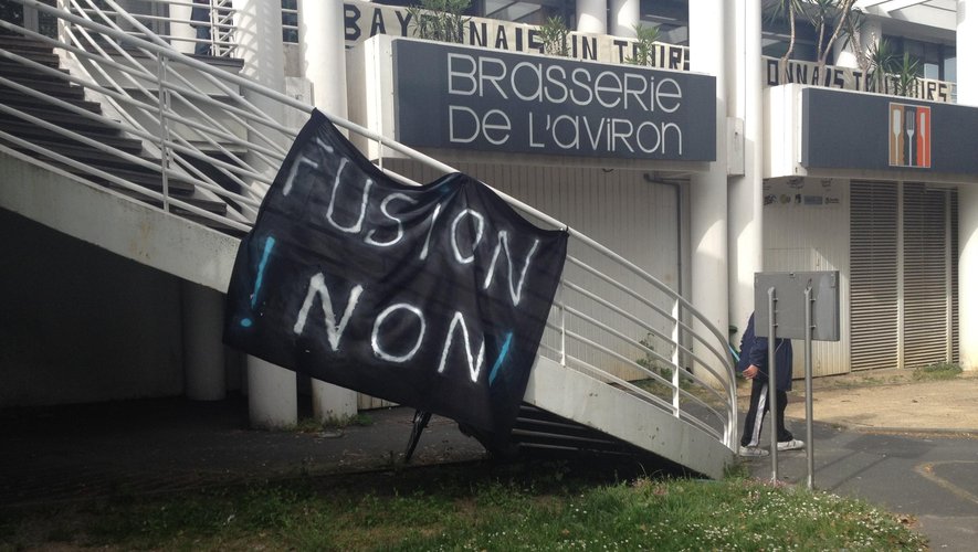 Une affiche anti-fusion devant le stade Jean-Dauger de Bayonne