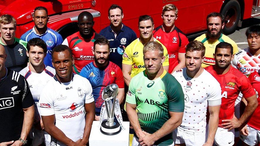 Les capitaines posent devant le trophée avant l'étape de Londres - Photo World Rugby / Martin Seras Lima