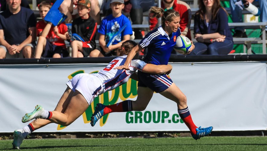 Christelle Le Duff tente d'échapper à une Américaine lors de l'étape à Langford (Canada) - Photo : World Rugby - Lorne Collicutt