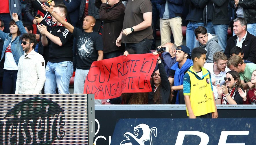 Les supporters toulousains tentent de retenir Guy Novès - 23 mai 2015